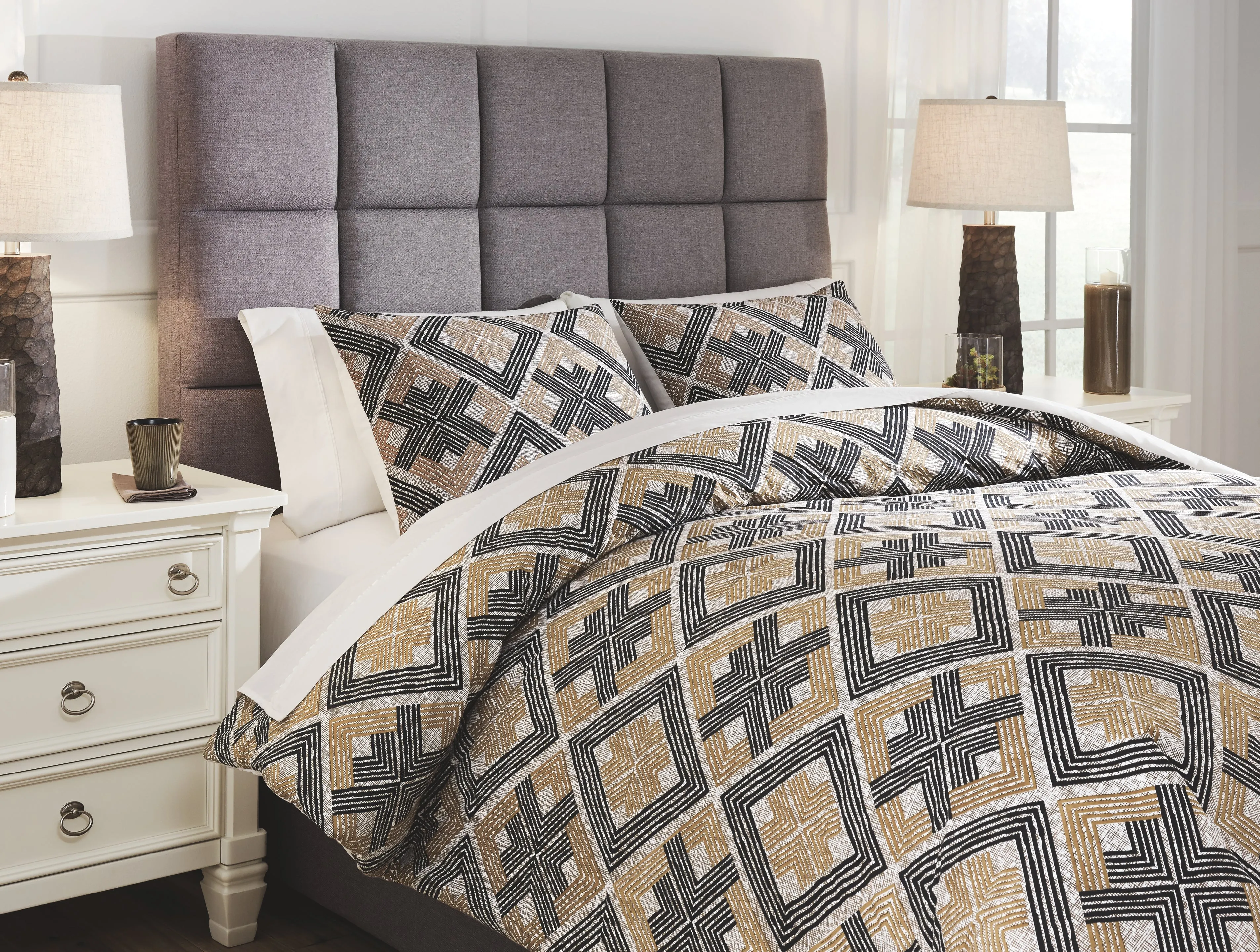 Scylla Signature Design by Ashley Comforter Set King